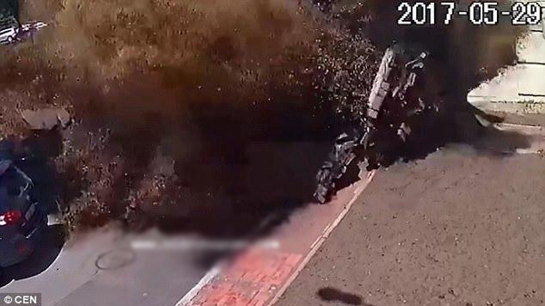 乌克兰首都街头爆水管3 乌克兰首都街头爆水管3