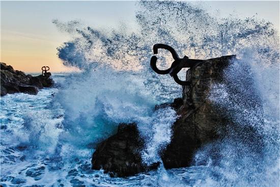 爱德华多·奇里达 风的梳子 锻铁 西班牙圣塞巴斯蒂安海湾 1977年 爱德华多·奇里达 风的梳子 锻铁 西班牙圣塞巴斯蒂安海湾 1977年