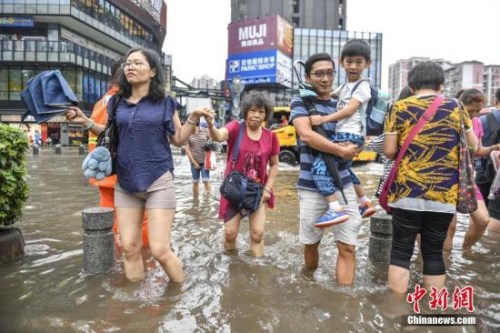 资料图：5月24日，广州江燕路，市民“踏浪”出行。<a target='_blank' href='http://www.chinanews.com/'>中新社</a>记者 陈骥旻 摄