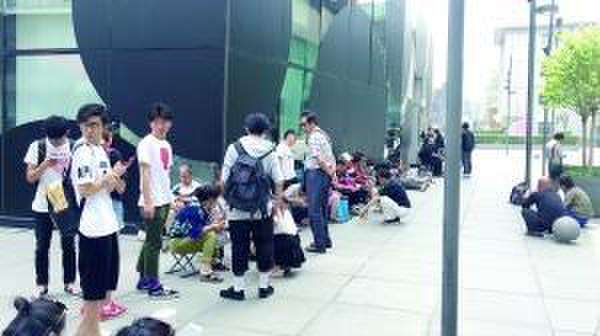 黄牛雇老人排队抢限量球鞋2 黄牛雇老人排队抢限量球鞋2