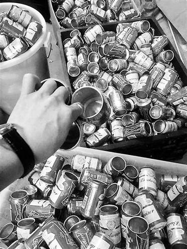 网上贴吧有人叫卖空啤酒罐