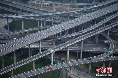 5月31日，不少车辆穿梭在已经完工的重庆黄桷湾立交桥上。据悉，黄桷湾立交桥有五层结构、15条匝道向8个方向延伸而去，被誉为“重庆主城最复杂立交”。陈超 摄