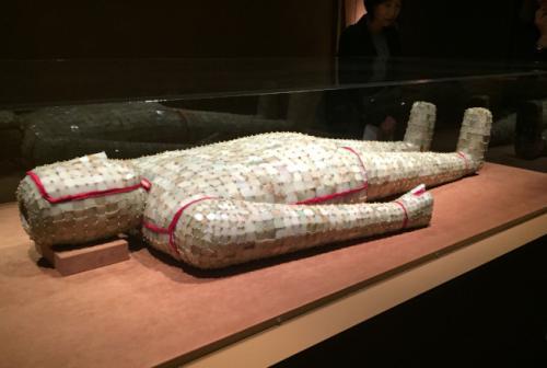 “楚王梦：玉衣与永生”， 展出玉质最好的金缕玉衣。(美国《世界日报》记者俞姝含／摄影)