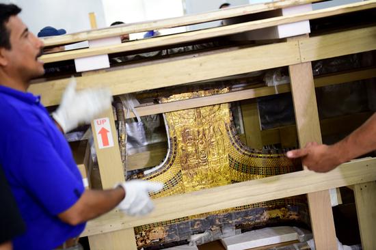 这是5月23日在埃及开罗大埃及博物馆拍摄的古埃及法老图坦卡蒙陪葬品中一辆包金战车的局部照片。（新华社记者赵丁喆摄）