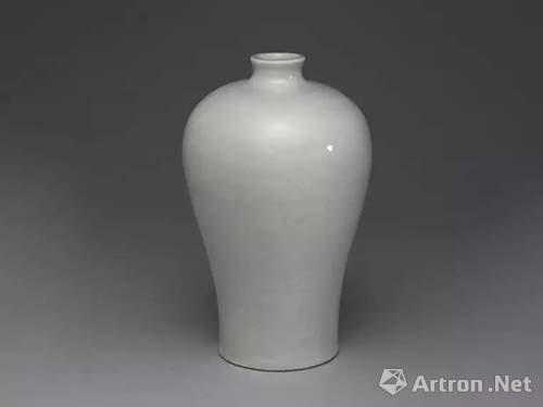 明永乐 甜白莲花纹梅瓶