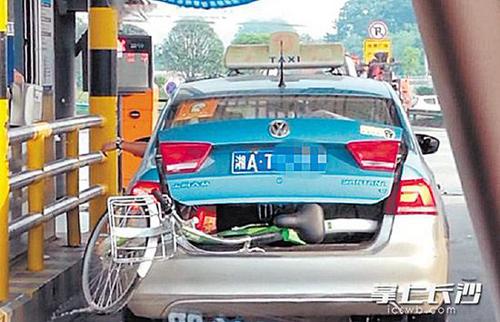 共享单车被装进后备厢“强掳下乡”警方:涉嫌盗窃