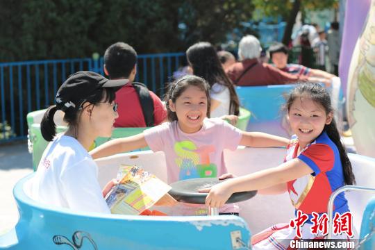 打工子弟畅游欢乐谷。　徐晓磊 摄