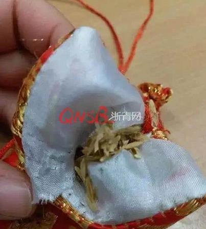 杭州一女子给孩子买了五个香囊，味道刺鼻打开一看惊呆了！