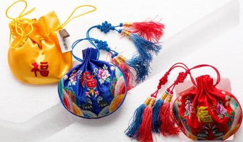 杭州一女子给孩子买了五个香囊，味道刺鼻打开一看惊呆了！