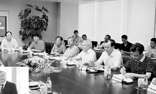 2013年7月，全国政协副主席、全国工商联主席王钦敏（右三）等在上海市工商联会员企业调研。