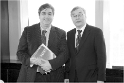     2016年5月，全国工商联副主席、上海市工商联主席王志雄（右一）向葡萄牙外交部副部长、国务秘书乔治·科斯塔·奥利维拉赠送由该会在自贸试验区制度创新第三方评估中编制的上海自贸区政策汇编。该汇编已成为受到国外和外省市政府、企业欢迎的“工具书”。