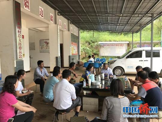 中国侨网图为调研组在东坡村进行工作调研 云南省侨办 摄