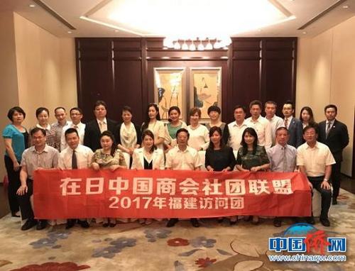 中国侨网资料图：厦门市委副书记陈秋雄（前中）会见以陈秀姐为团长的访问团一行。郑松波 摄