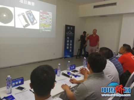 图为美国辉腾材料研究室主任蓝育辉在复赛中作项目介绍?！∮谛酪?摄