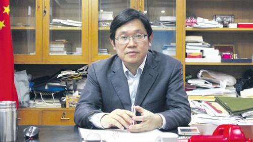 中国侨网江苏省侨办主任王华接受《欧洲时报》专访。（《欧洲时报》/侯诣村 摄）