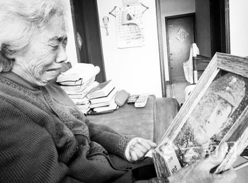 刘贞兰得知父亲的消息后泪流满面 点击进入下一页