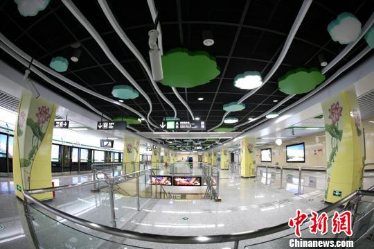 成都地铁4号线二期工程在装修细节更加注重功能性、人性化。　田毅 摄