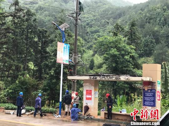 供电公司抢修受损电路?！」莱?摄