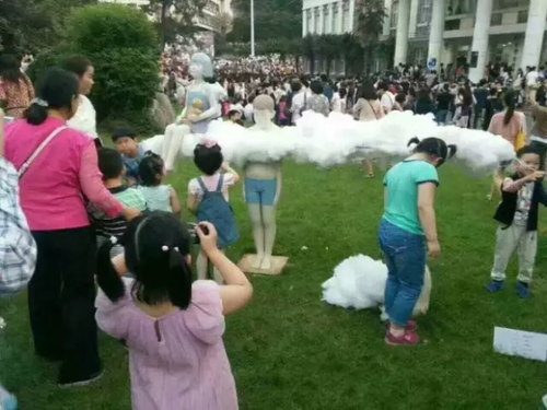 毕业展作品被盗皮皮虾也遭殃 学生贴26个勿触碰