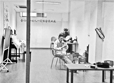 坤坤在练习葫芦丝 点击进入下一页