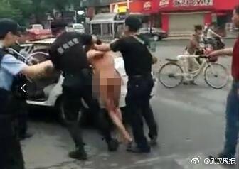 武汉街头一男子赤身裸体当街捅路人 致1死3伤