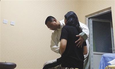 一名辟谷老师正在给学员点穴，声称“点了穴就不会觉得饿”。