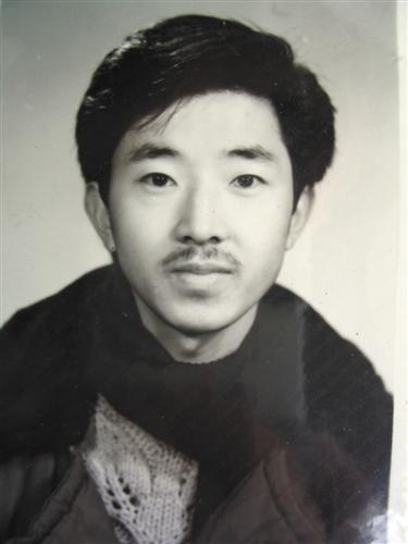 大学时代的陈行甲。 点击进入下一页