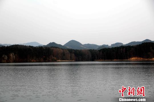 南水北调中线工程的水源涵养地红寺湖水库 张一辰 摄 南水北调中线工程的水源涵养地红寺湖水库 张一辰 摄