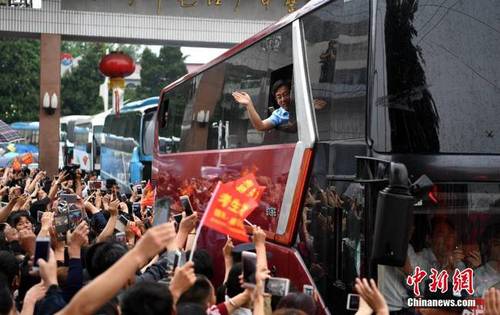 毛坦厂中学：又到了万人欢送的日子