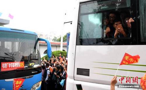 图为6月5日，家长欢送考生现场。