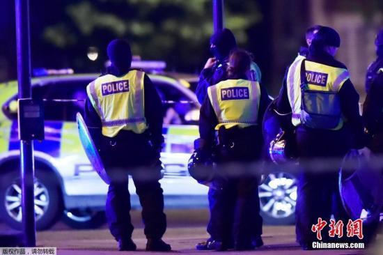 当地时间6月3日，英国伦敦相继发生三起袭击事件，导致至少一人死亡，多人受伤。警方确认，前两起事件为恐怖袭击，第三起袭击事件与前两起恐袭无关。图为英国警方加强了伦敦桥周边区域的保安。