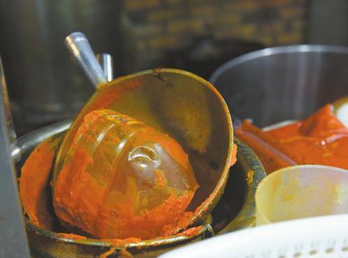 成都老火锅店被查 查获900公斤老油10人被刑拘