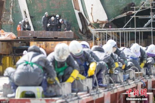资料图:世越号打捞现场 资料图:世越号打捞现场