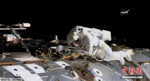 资料图:身着太空服的宇航员 点击进入下一页