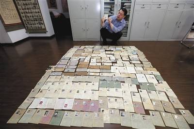 詹洪阁和他收藏的高考准考证。