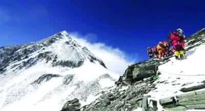 男子倒珠峰百人路过无救援2 男子倒珠峰百人路过无救援2