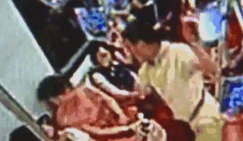 男子地铁内啪啪狂扇乘客耳光 女子逃走拽回继续扇