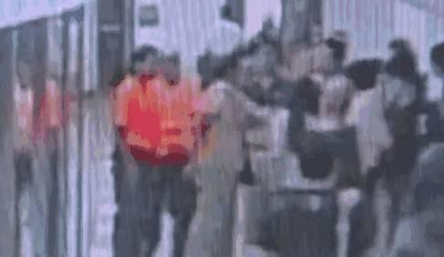 男子地铁内啪啪狂扇乘客耳光 女子逃走拽回继续扇