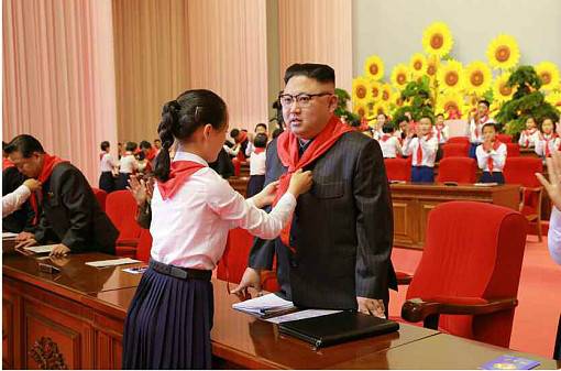 少年团员给金正恩系红领巾。