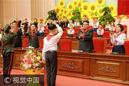 少年团员向金正恩敬礼。