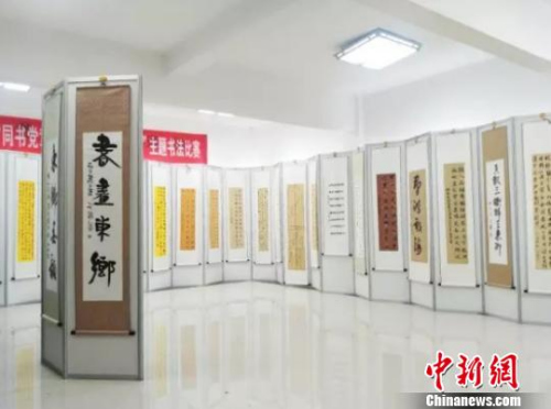 浙江常山书法特色村迎来“洋学生” 泼墨挥毫感受中国文化。常山宣传部提供