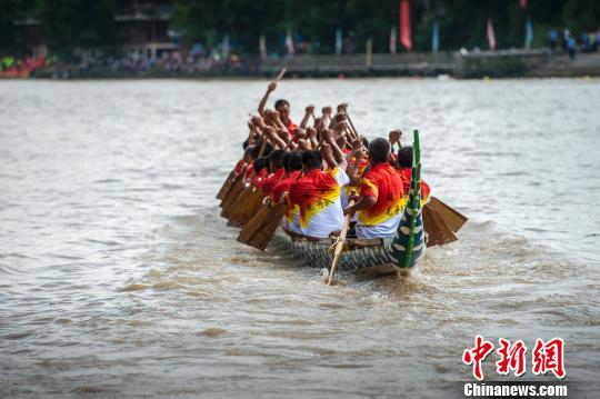 2017多彩贵州？凯里国际龙舟邀请赛现场 杨春岚 摄