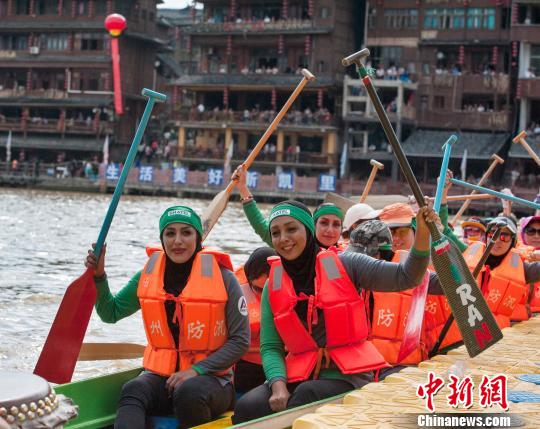 2017多彩贵州？凯里国际龙舟邀请赛现场 杨春岚 摄