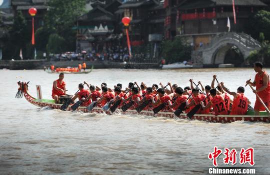 2017多彩贵州？凯里国际龙舟邀请赛现场 杨春岚 摄