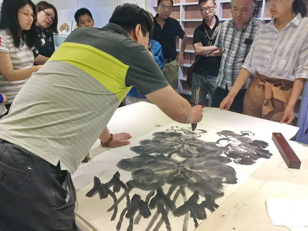 李晓军在演示中国画绘画技法 (3) 李晓军在演示中国画绘画技法 (3)