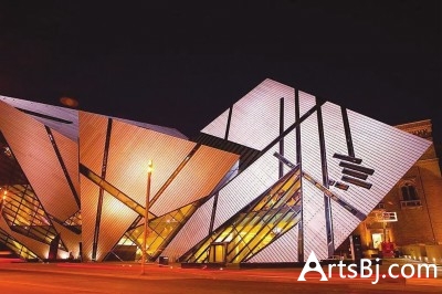 加拿大皇家安大略博物馆在一些大展策展初期，会通过专项市场调查，征集公众意见。图为加拿大皇家安大略博物馆夜景（本报资料图片）