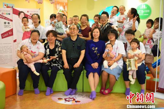图为6日部分“试管宝宝”及父母与当年培育他们的医生和专家合影?！⌒煺谆?摄