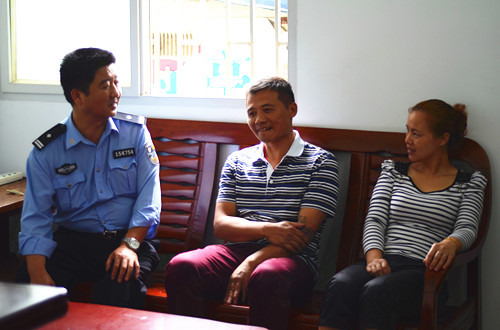 社区民警和综治专干在结对帮教 社区民警和综治专干在结对帮教