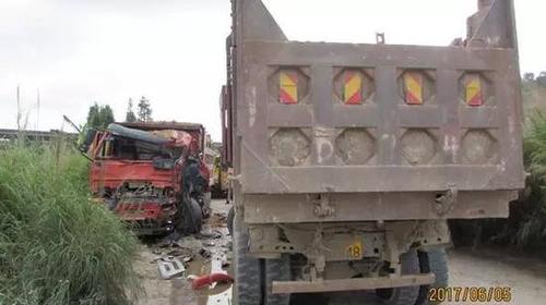 2辆巨无霸卡车迎头相撞 司机1个动作救2条命