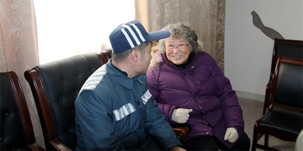 李玉萍到河南省第一监狱对服刑人员进行帮教。图片来源：开封市关工委